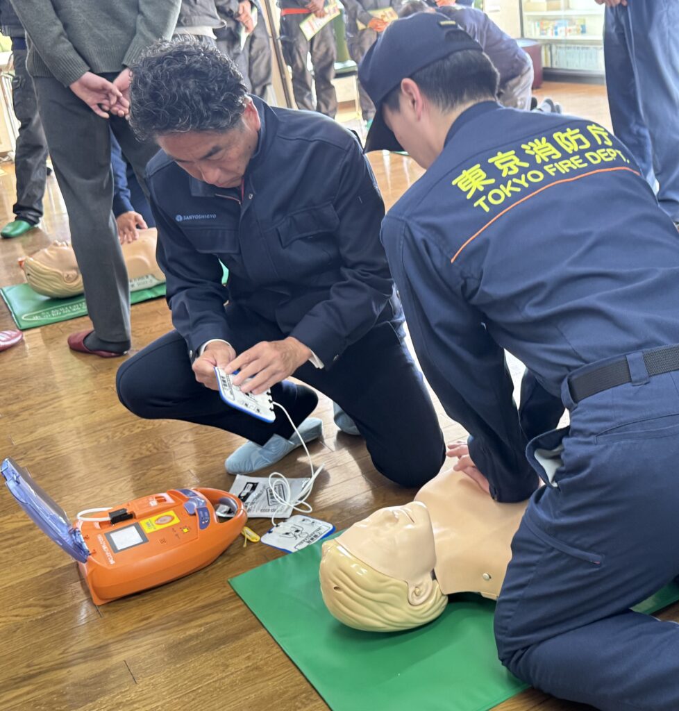 AEDパットを貼る齊田守社長